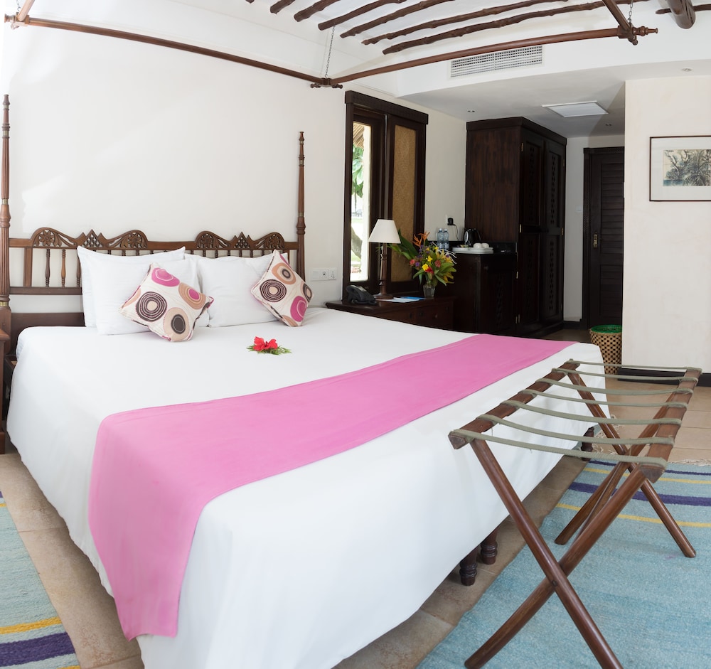 Jacaranda Indian Ocean Beach Resort 8/40