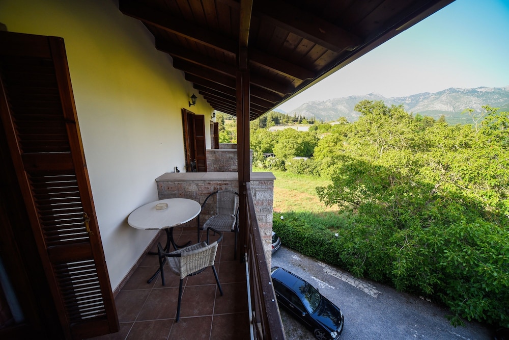 Mont Helmos Hotel 25/71