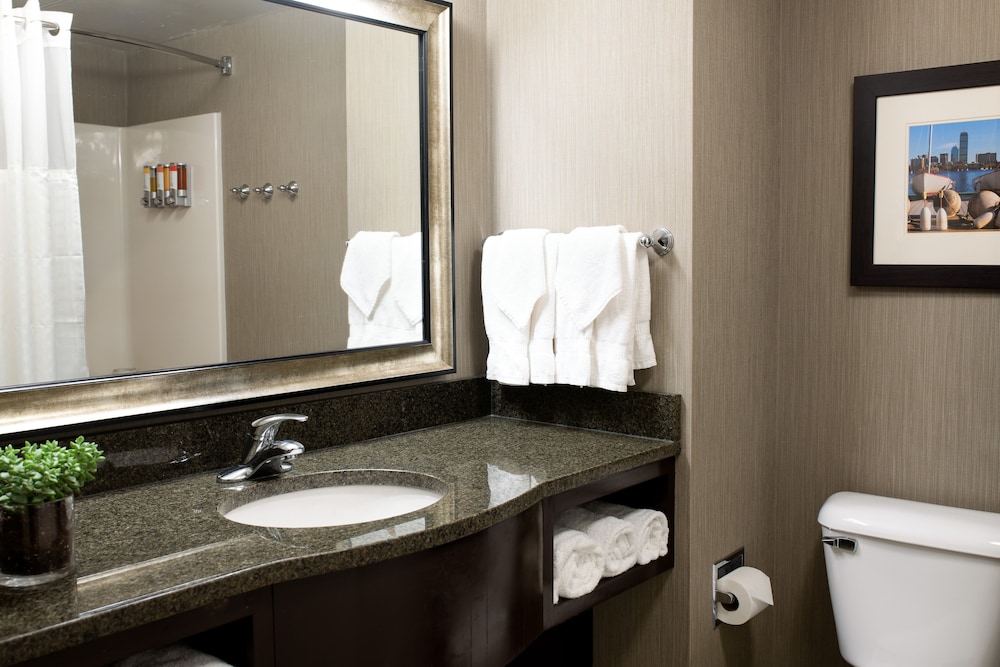 Comfort Inn & Suites Logan International Airport 14/40