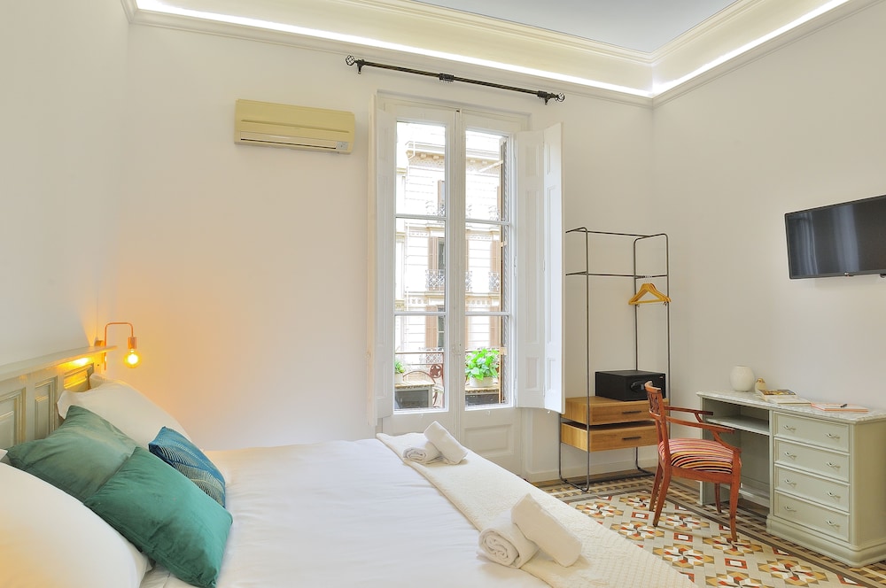 Hostal Girona 12/50