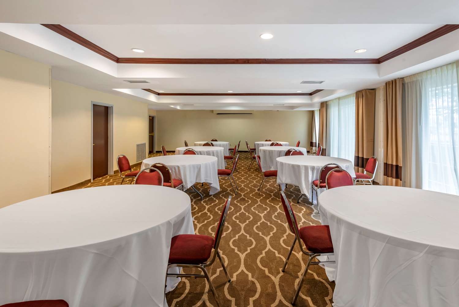 Comfort Suites Newark - Harrison 11/14