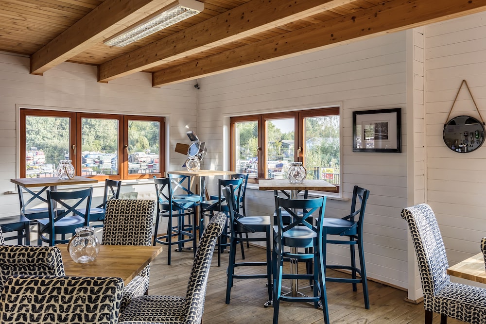 Roydon Marina Village Hotel 36/49