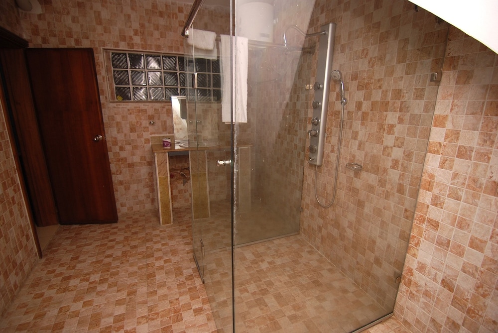 The Grosvenor Suite 24/47