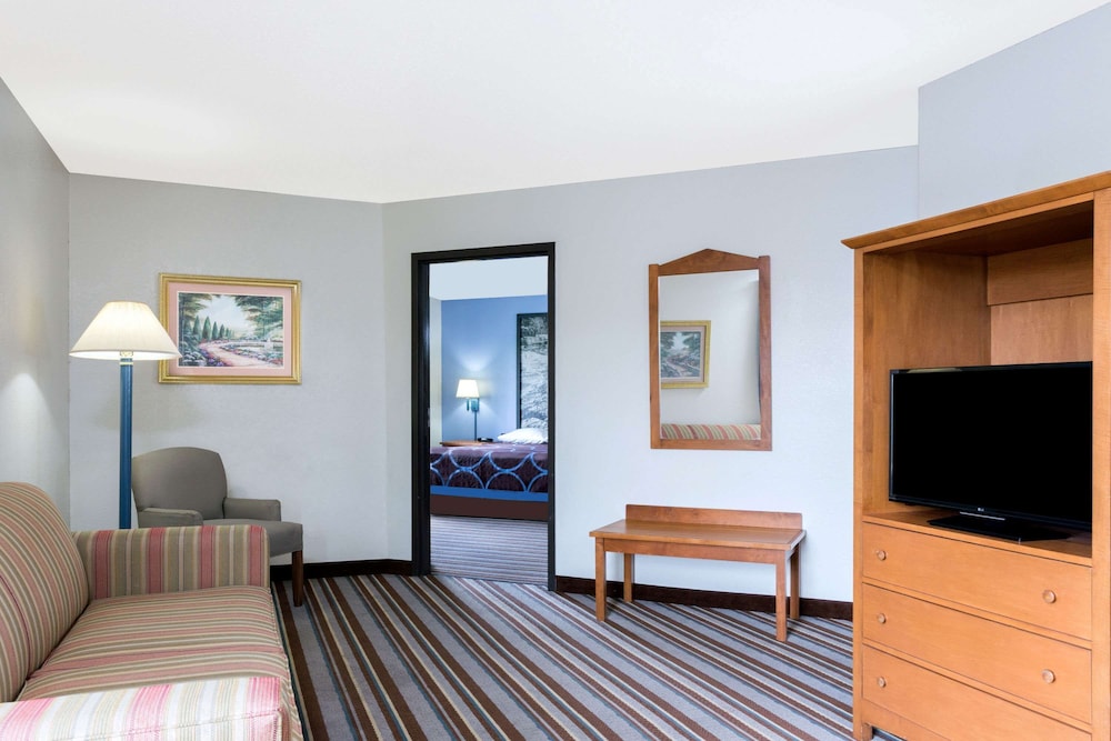 Super 8 by Wyndham Wisconsin Dells 10/16