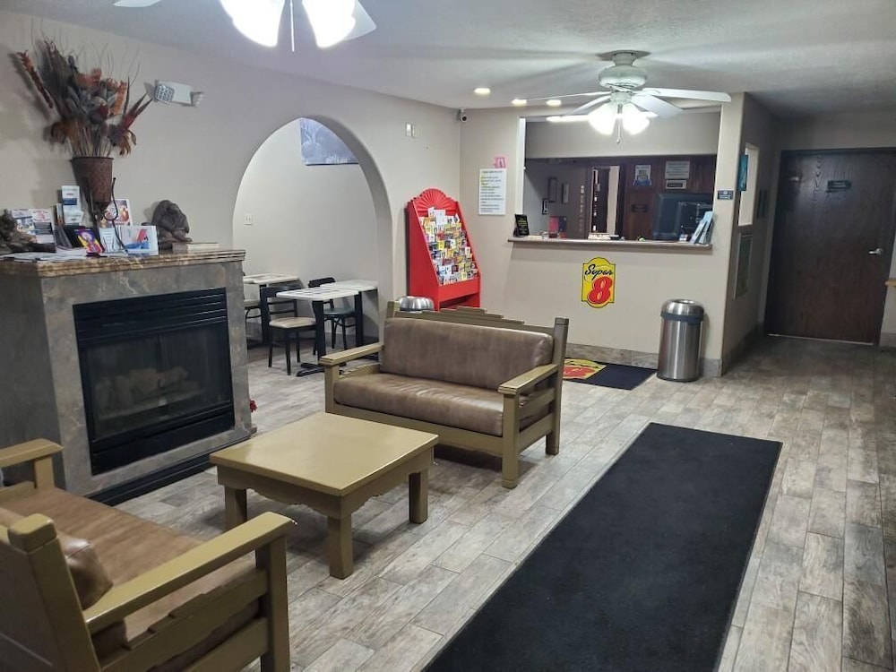 Super 8 by Wyndham Taos 25/33