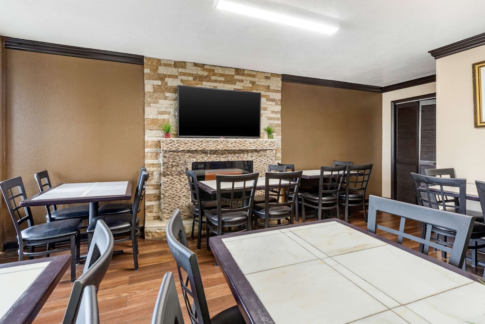 Econo Lodge Rock Hill Northeast 17/23