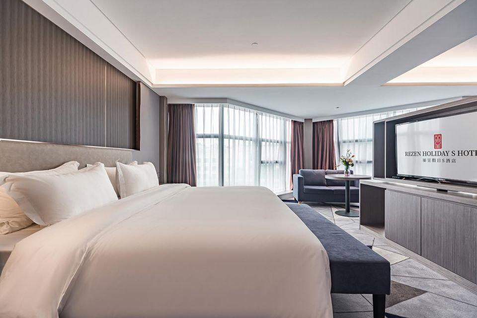 Rezen Holiday S Hotel (Chengdu South Railway Station) 7/18