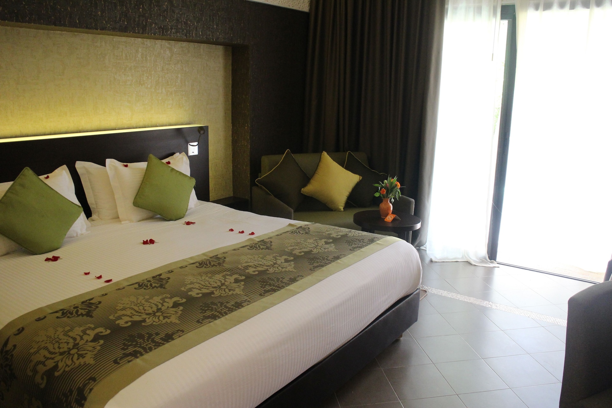 DELUXE, TWIN BEDS, GARDEN VIEW