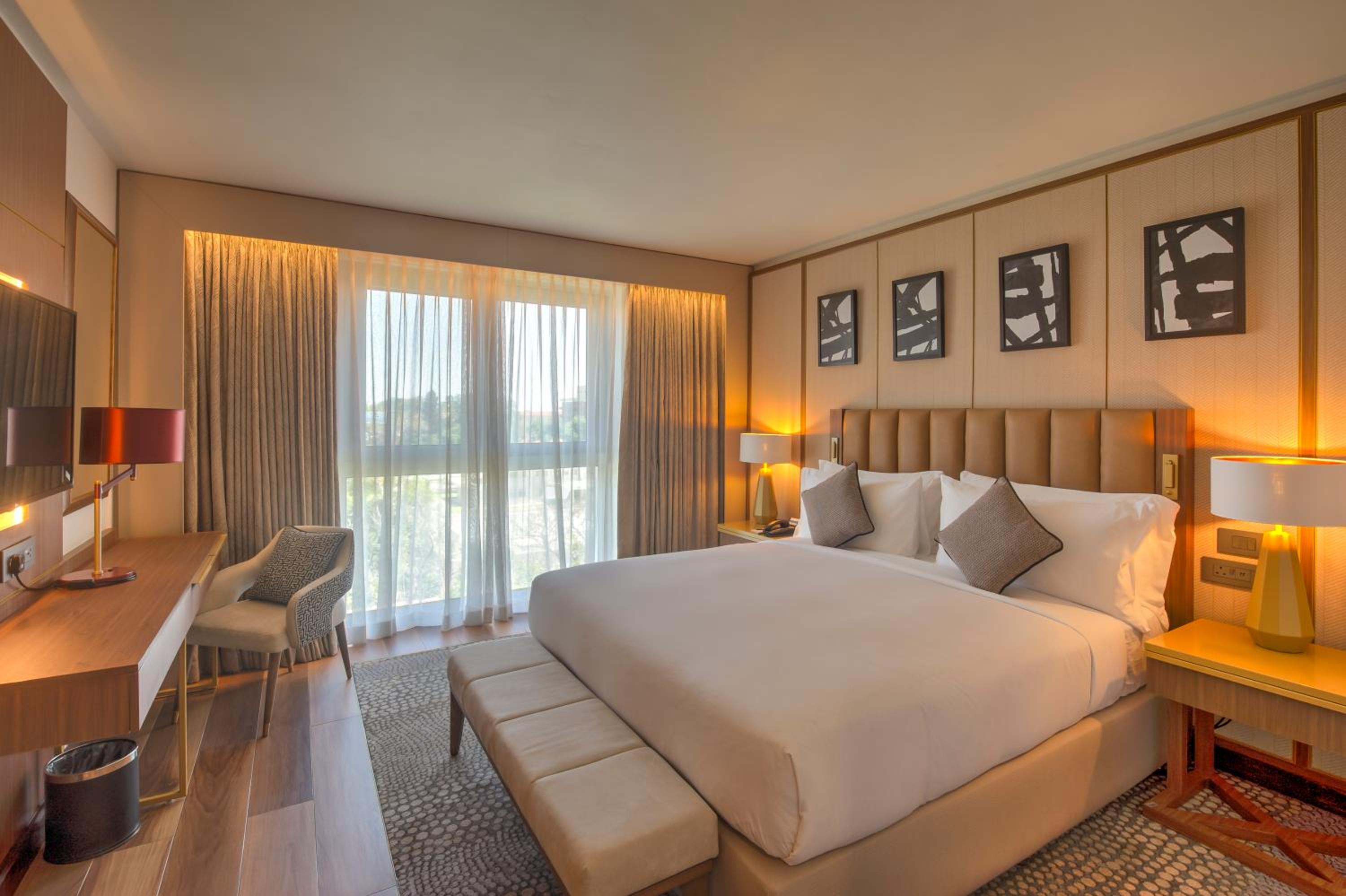 Diplomat, Suite, King Bed, Club Lounge Access