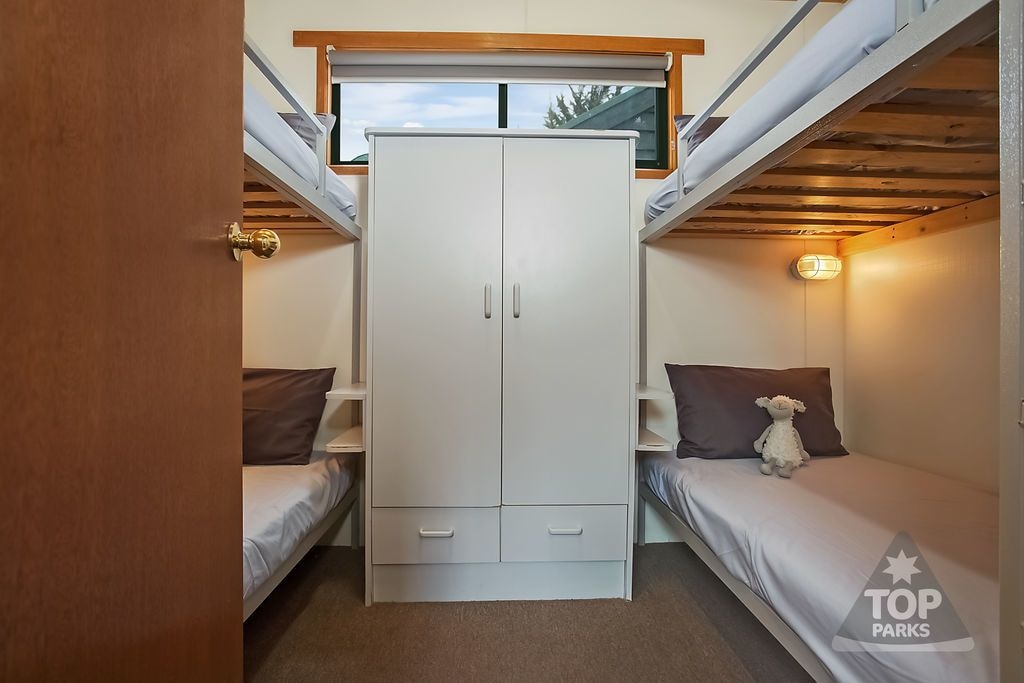كابينة عائلية بثلاثة أسرّة بغرفتي نوم، Port Fairy Holiday Park 2/3