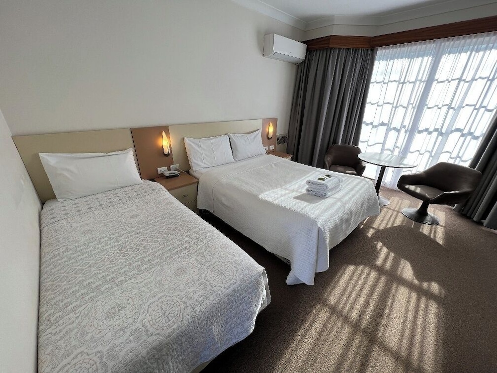 ROOM, TWIN BEDS