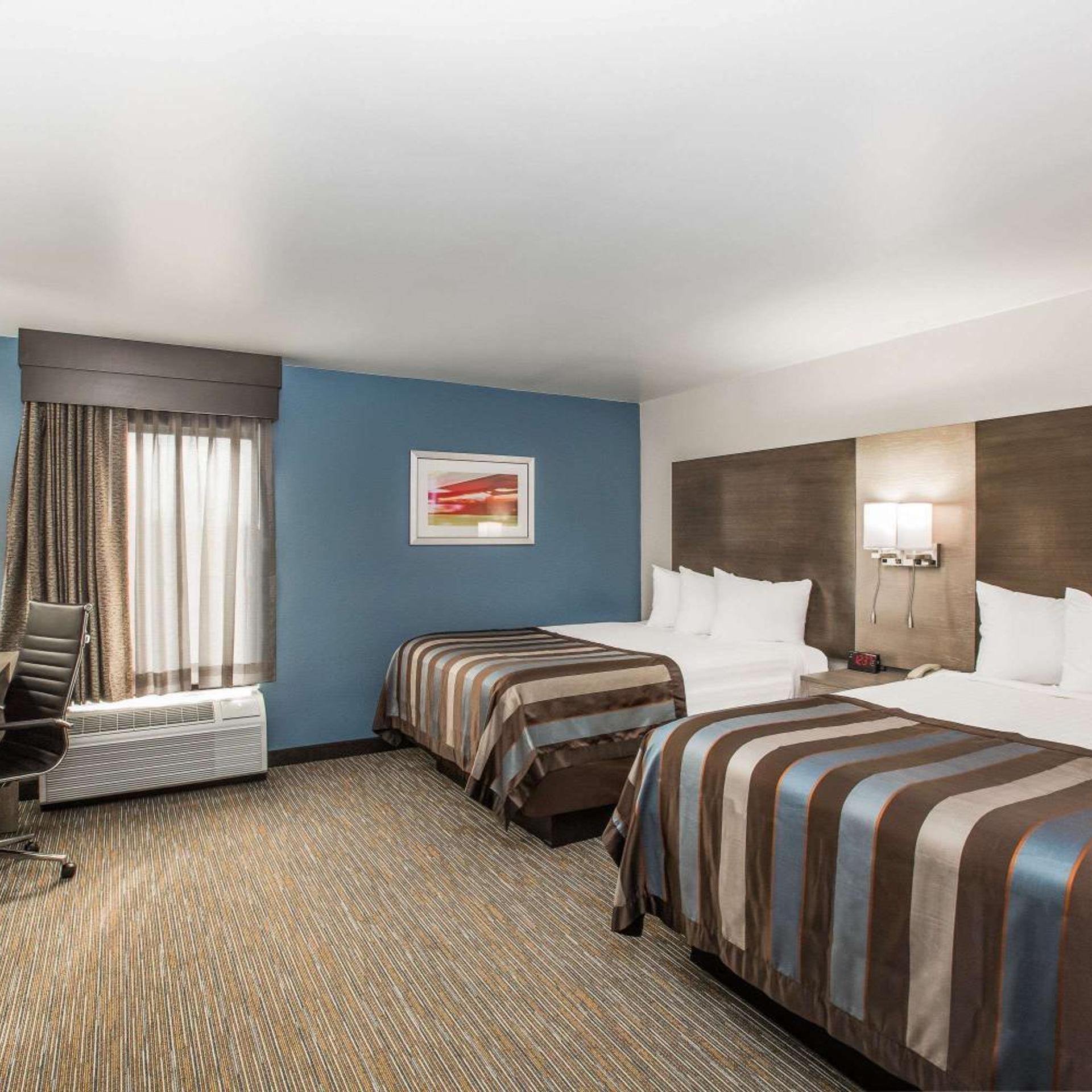Deluxe, 2 Queen Beds, Sofa