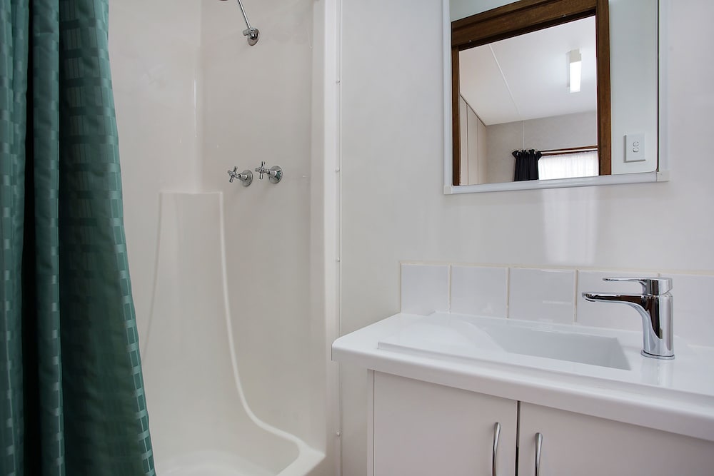 2 Bedrooms, Deluxe, Cabin, 1 Single and 2 Double Beds