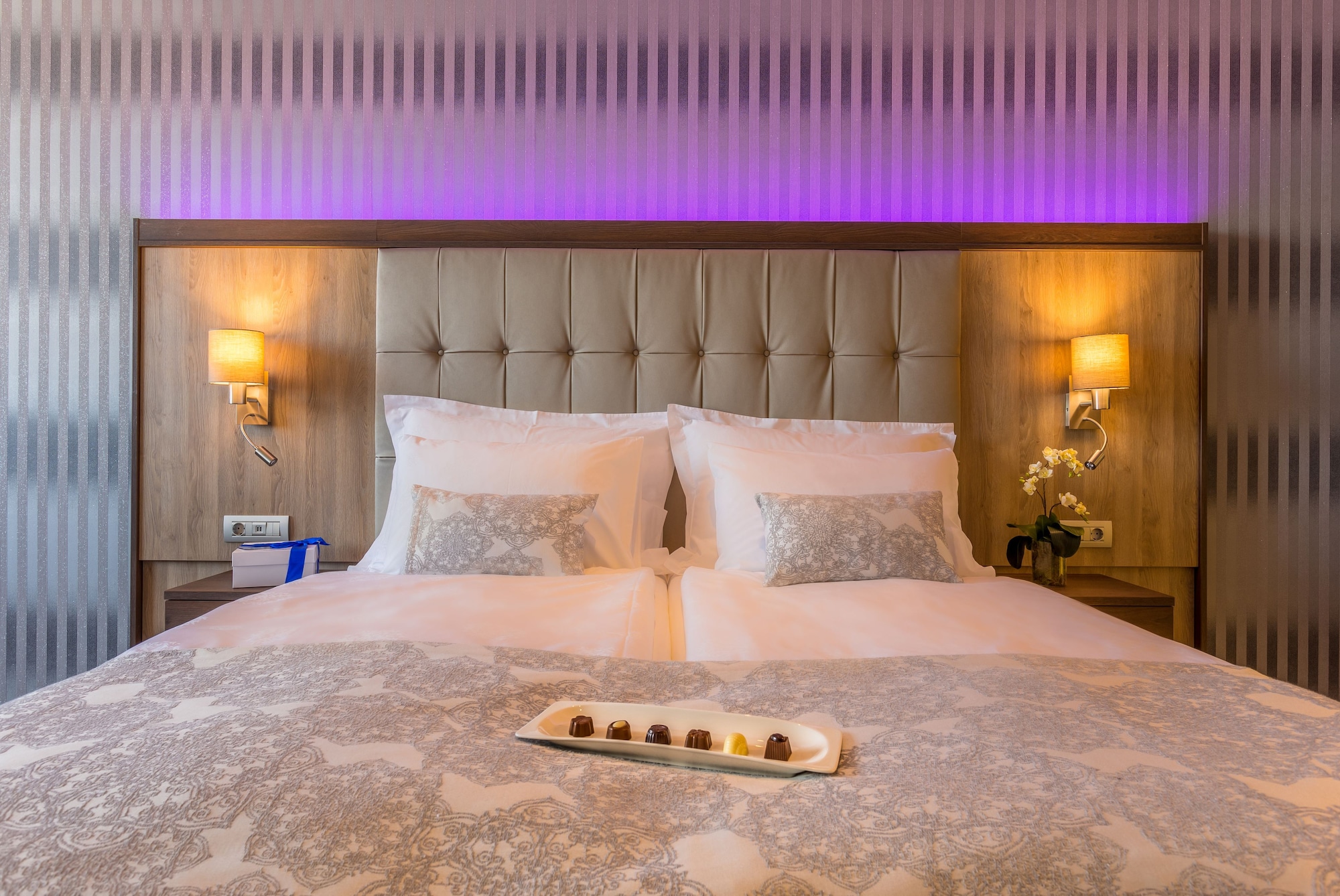 DELUXE, QUEEN BED