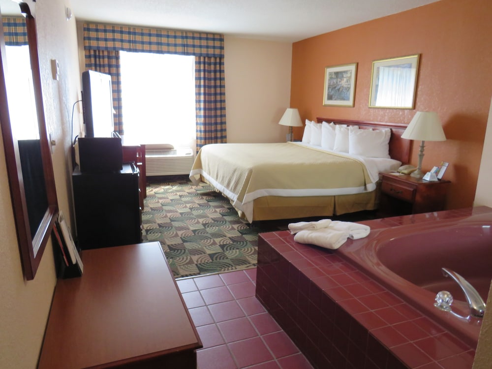 غرفة قياسية بسرير كينج بحوض جاكوزي، Days Inn by Wyndham Hillsdale 9/10