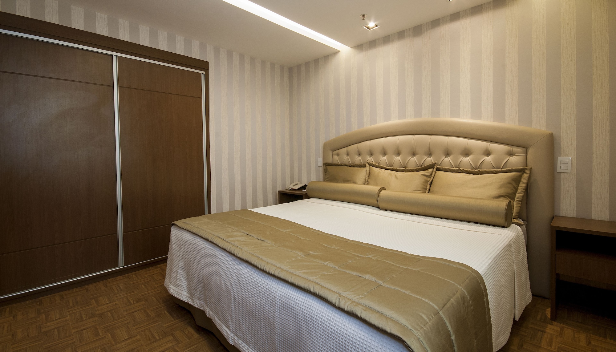 Suite, Jetted Tub