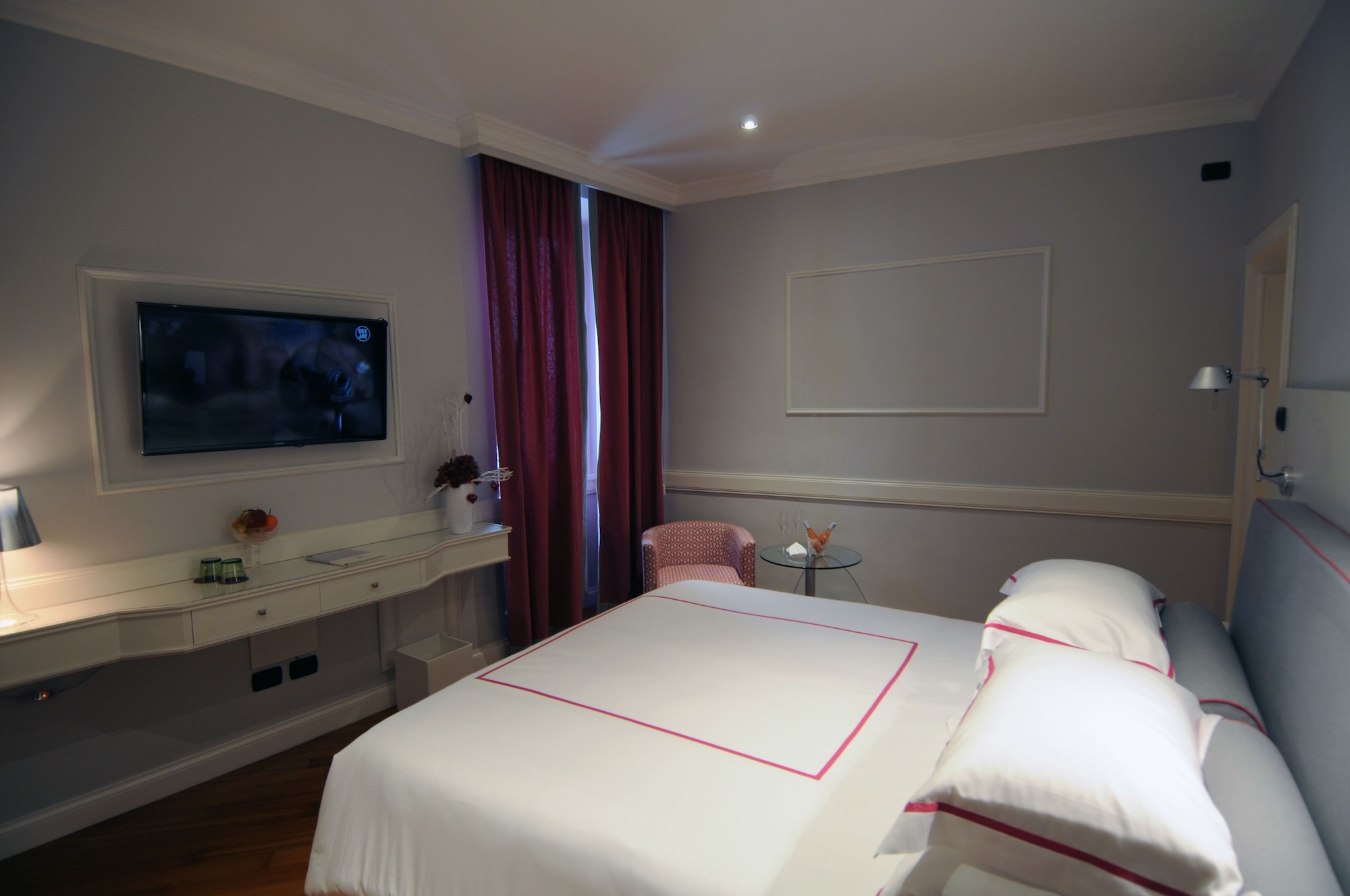 Red, Junior Suite, Queen Bed, Sofa