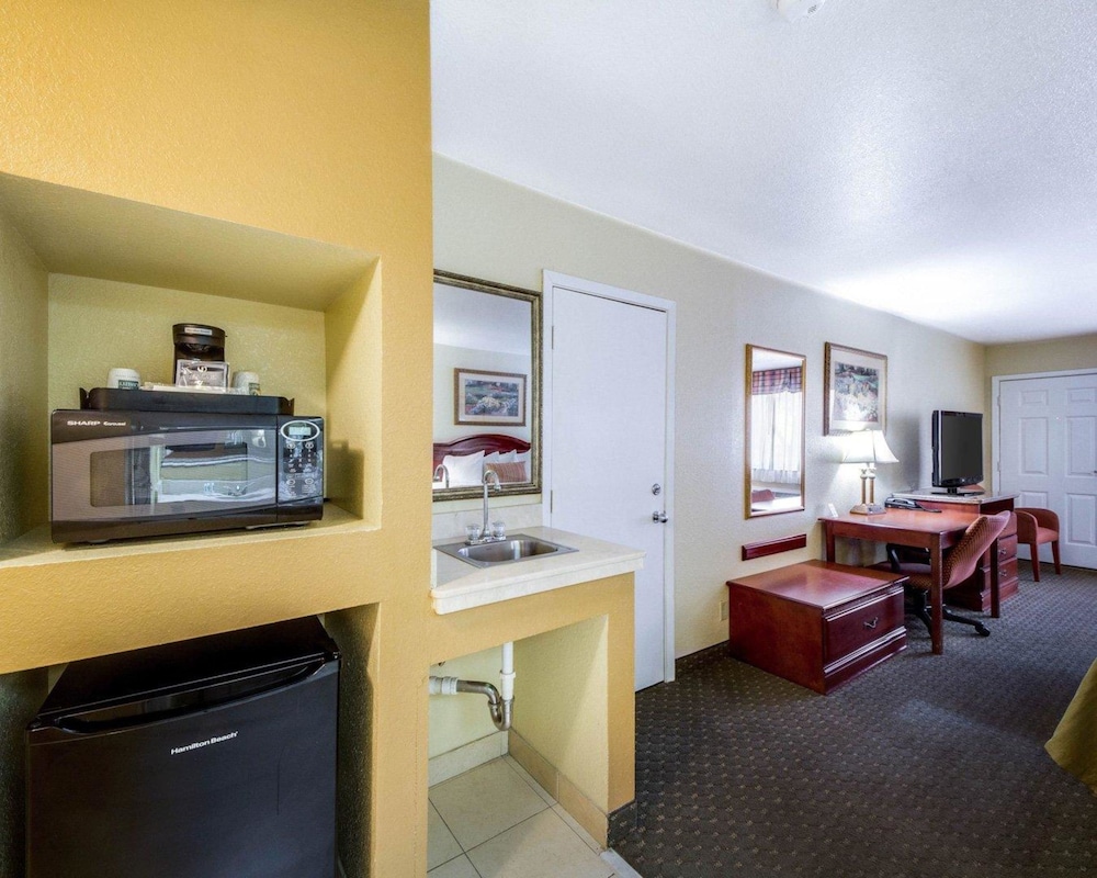 Econo Lodge Inn and Suites Eagle Pass, TX 26/37