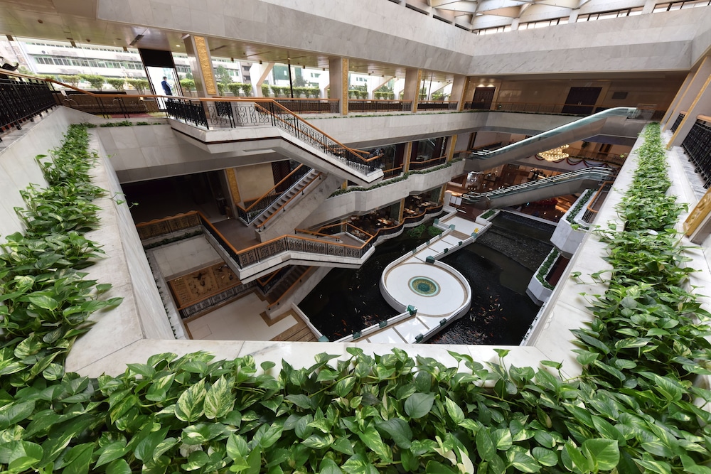 Guangdong Hotel (Sun Yat-sen Memorial Hall Station) 6/73