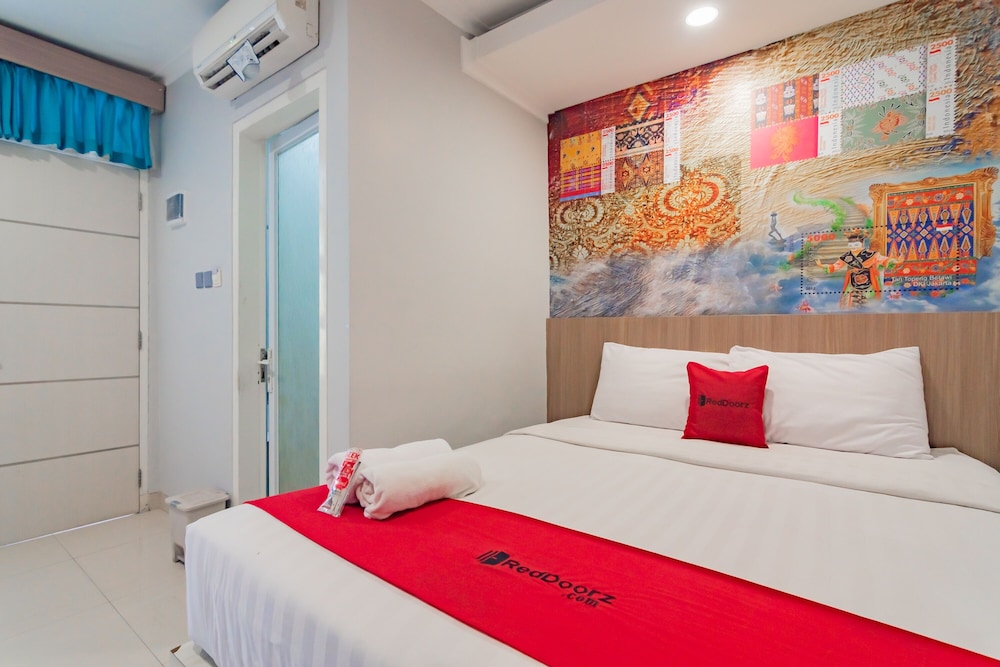 RedDoorz Plus @ Point Phila Cihampelas 11/50