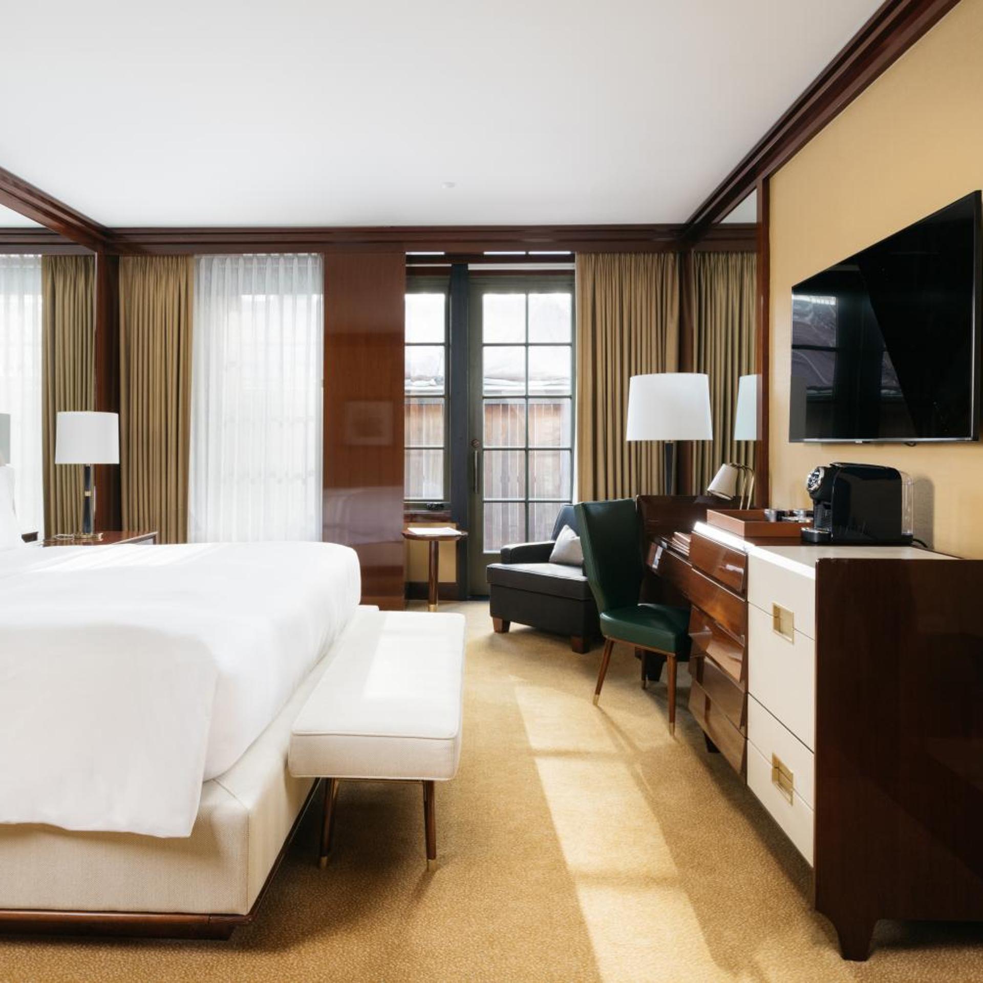 City, Deluxe, King Bed, Patio