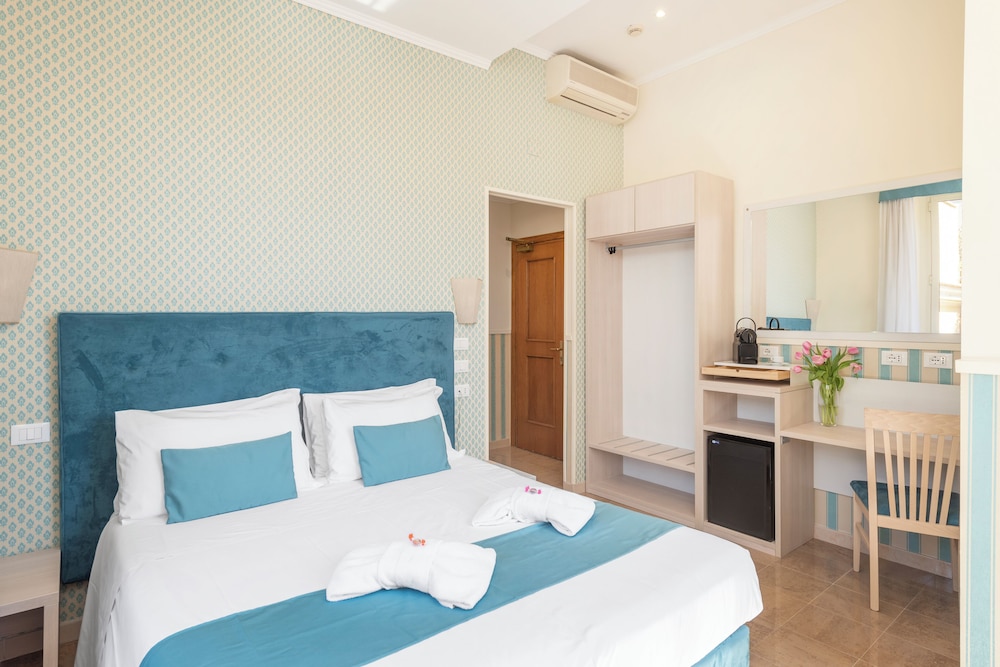 DELUXE, DOUBLE OR TWIN BED, BALCONY