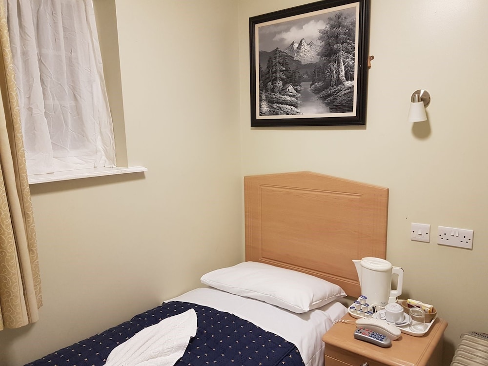 ECONOMY, SINGLE, SHARED BATHROOM