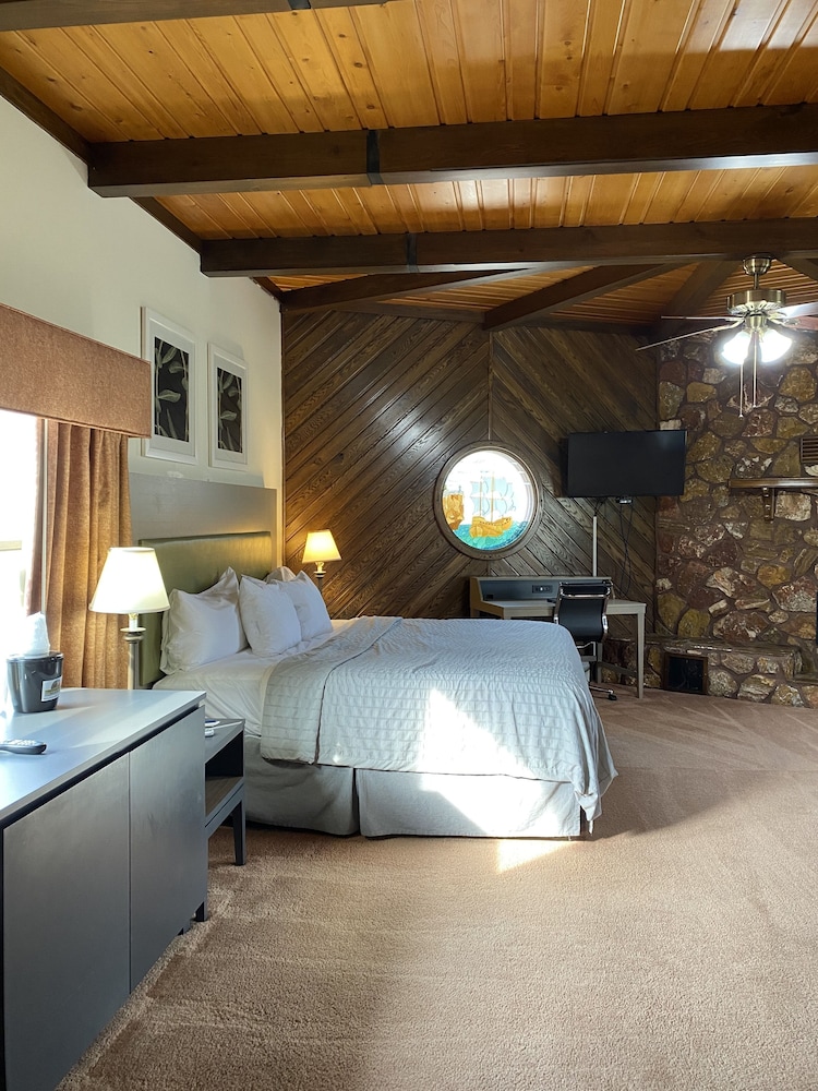 Pictured Rocks Inn & Suites 32/70