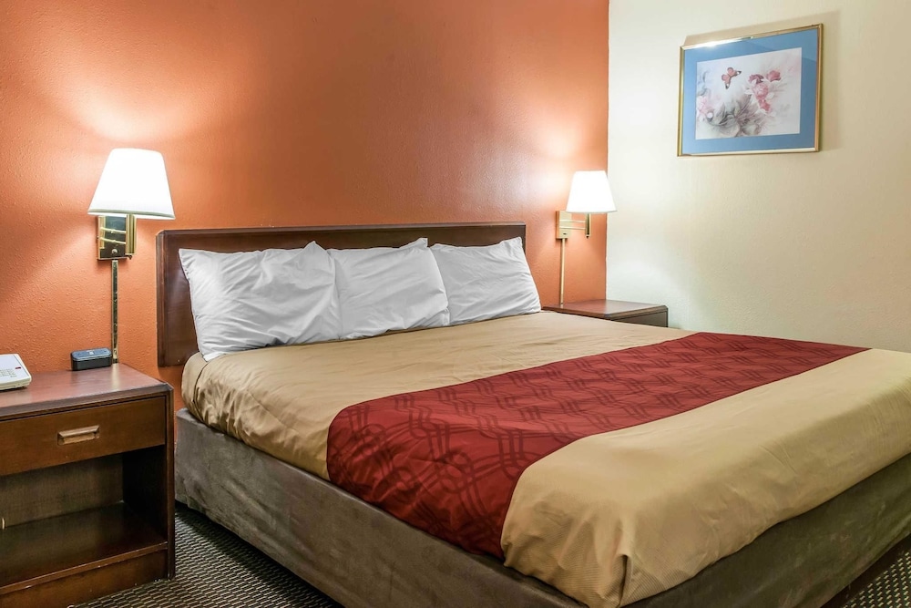 Econo Lodge Seymour, IN 14/37