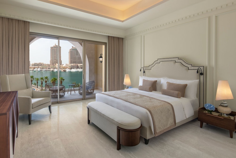 غرفة بإطلالة على المرسى بشرفة بغرفة نوم واحدة مفردة بسرير كينج، The St. Regis Marsa Arabia Island, The Pearl Qatar 3/10