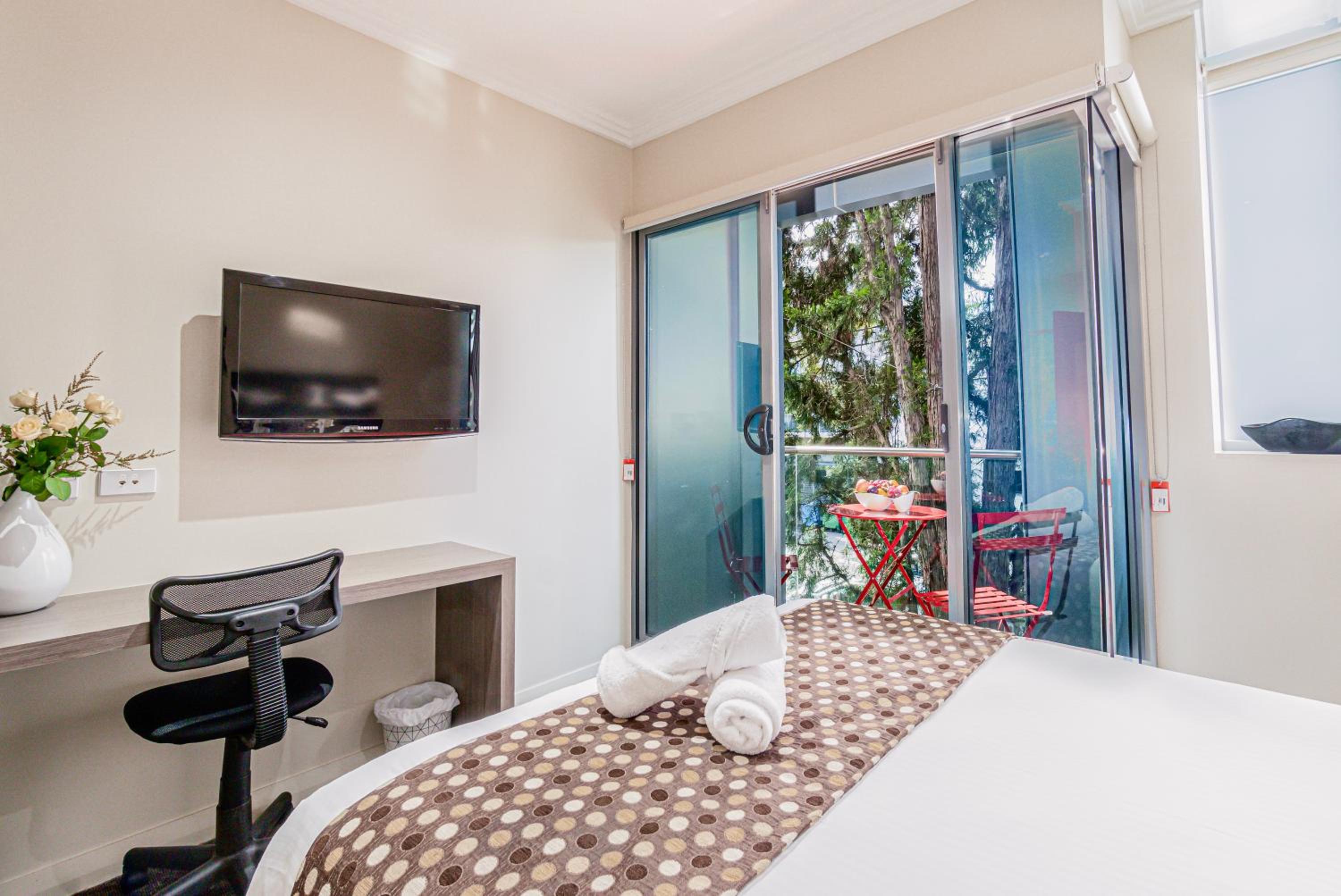 غرفة ديلوكس صغيرة بسرير مزدوج بشرفة بمطبخ صغير، Best Western Plus Camperdown Suites 4/7