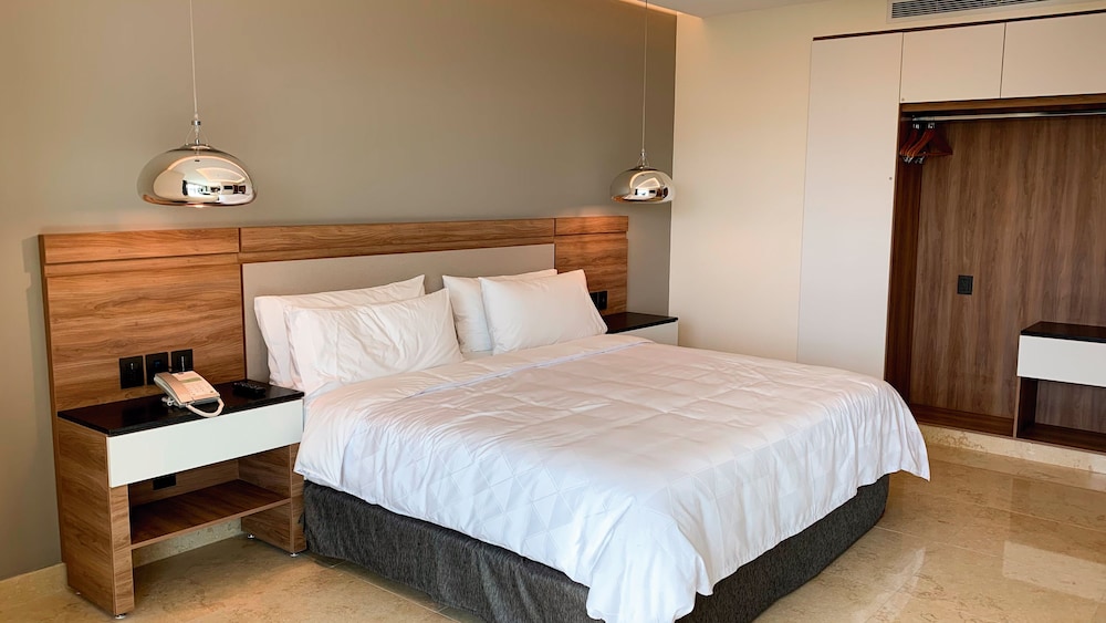 Holiday Inn and Suites Puerto Vallarta Marina and Golf 21/78