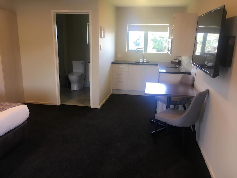 Ellerslie Palms Motel 43/68