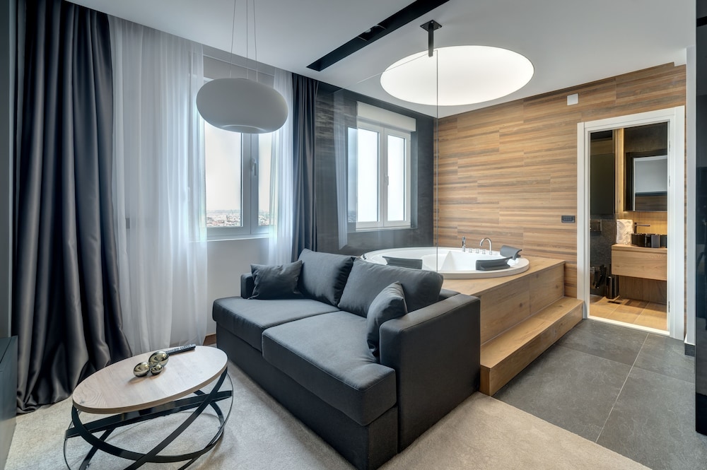 Black Pearl Luxury Suites 26/44