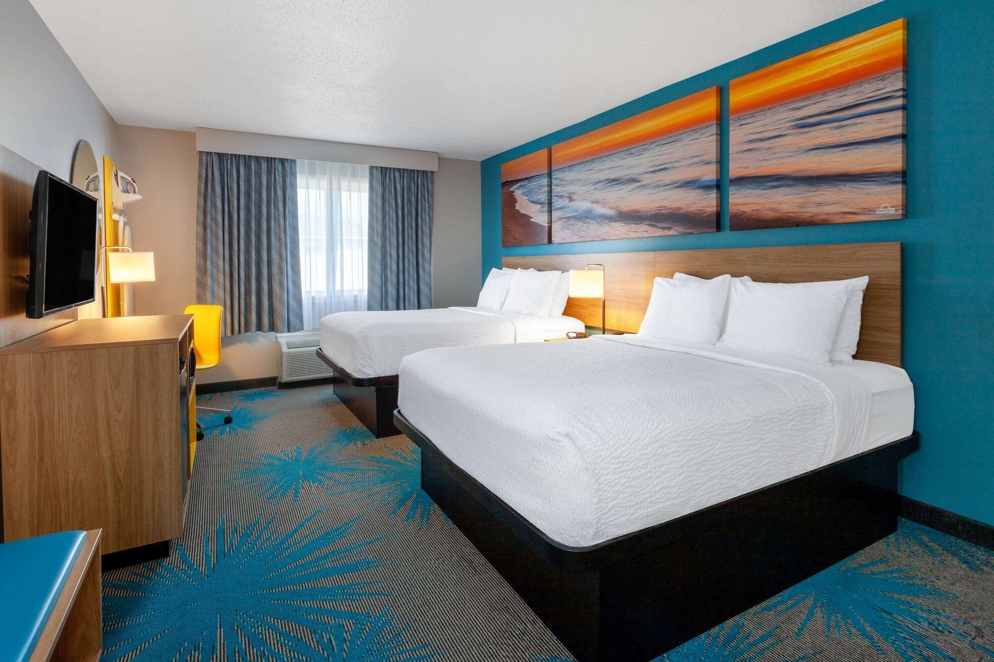 ROOM, 2 QUEEN BEDS, BATHTUB