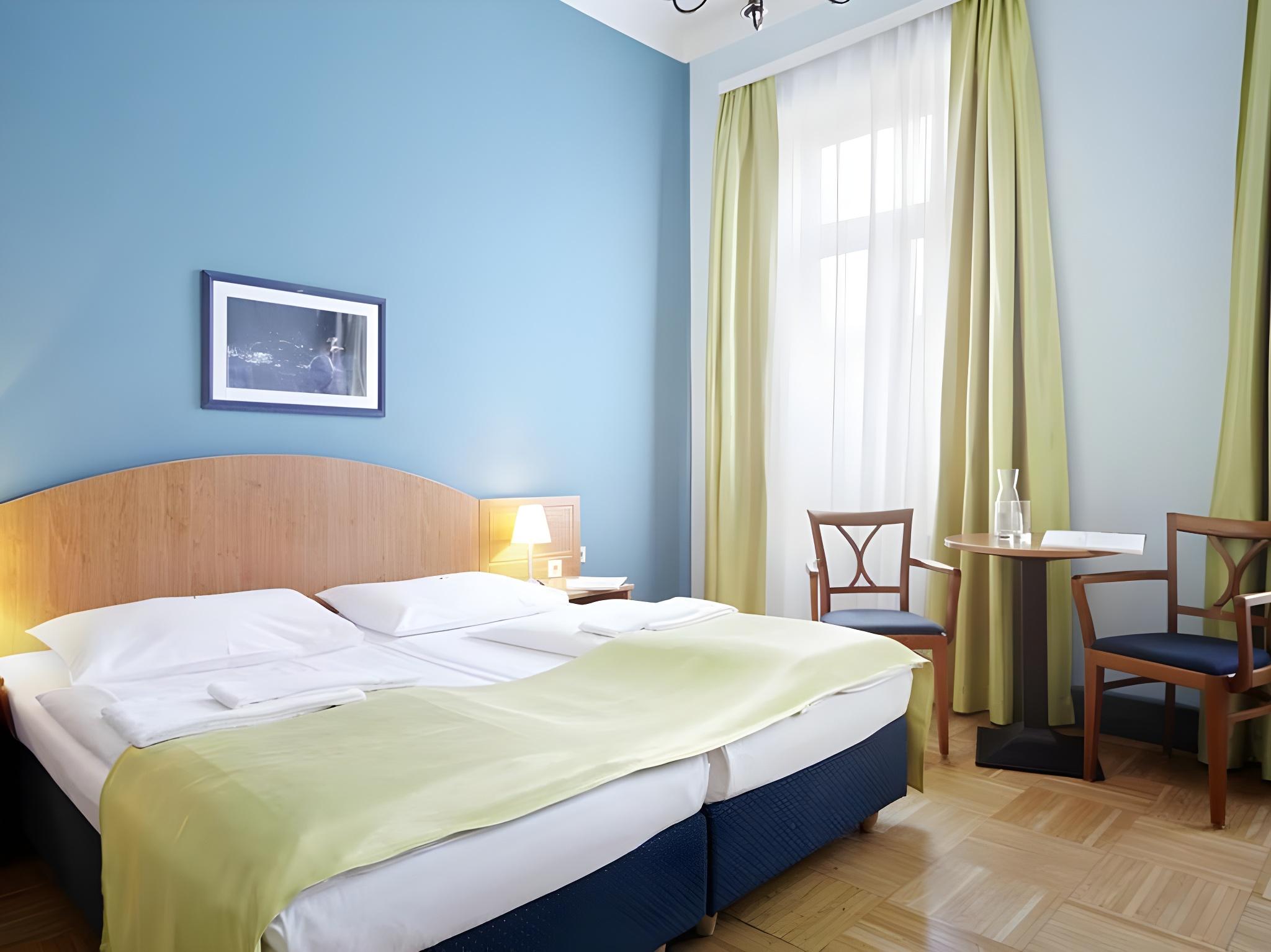 Comfort, Queen Bed