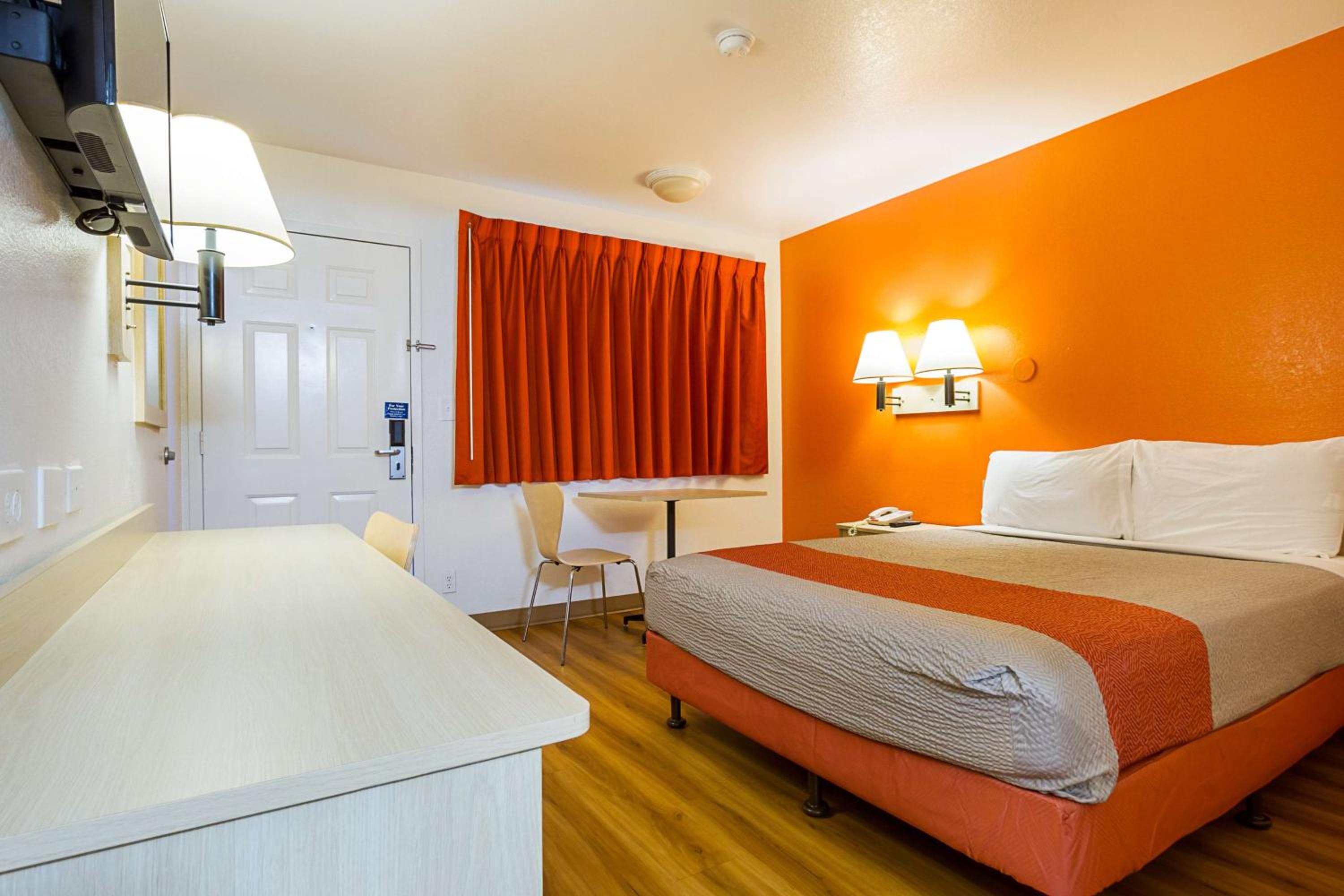 1 Full Bed ADA/RI Shower