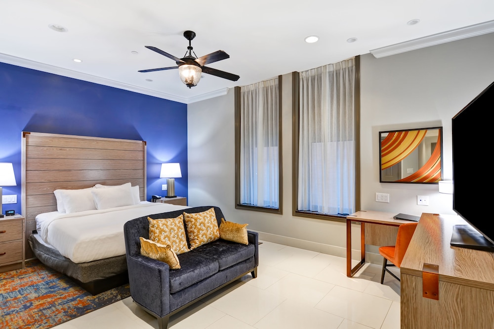 ROOM, KING BED