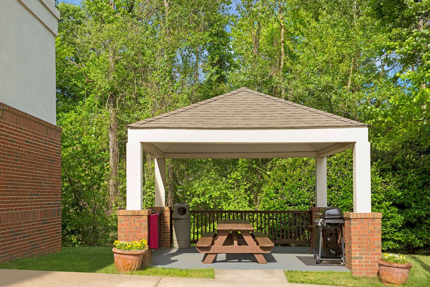 Suburban Studios Charlotte - Executive Park 8/10