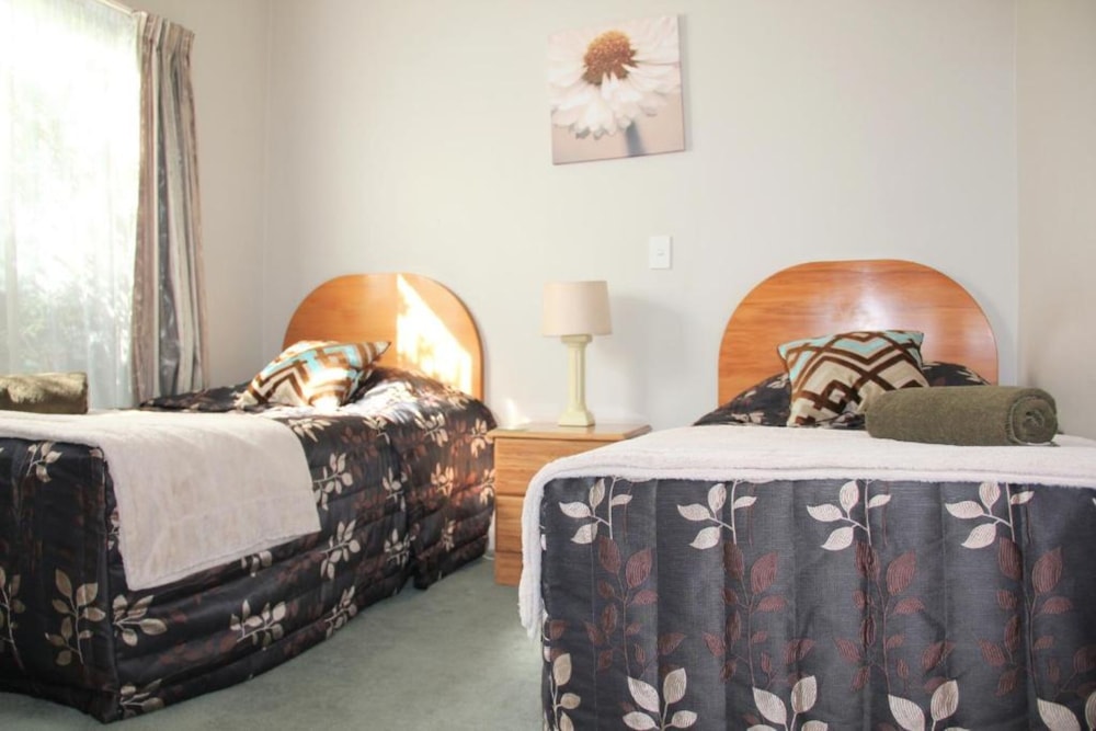 Bush Inn Court Motel 4/39