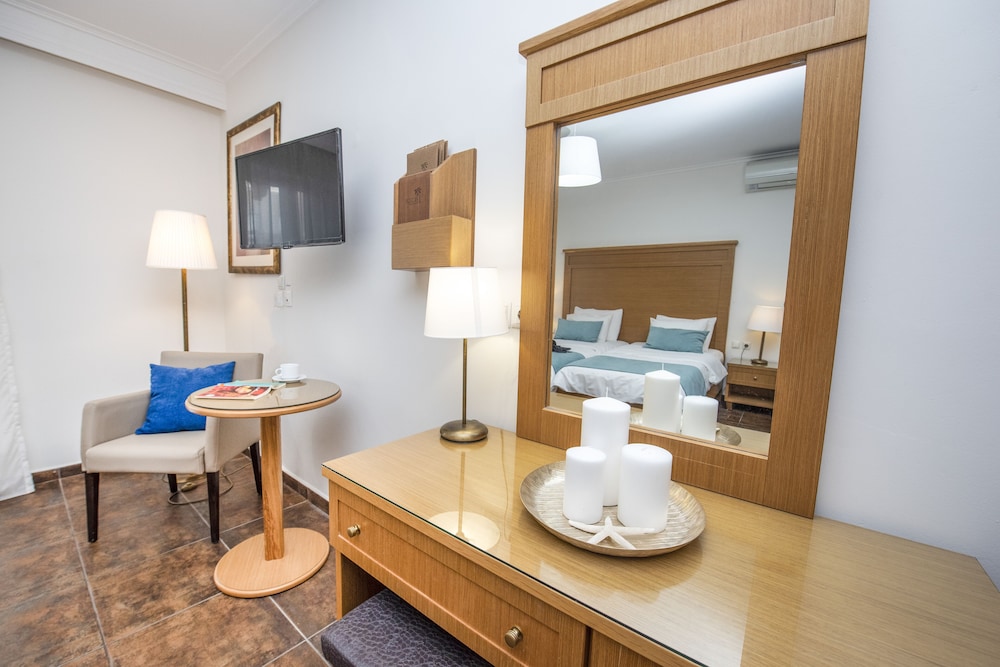 Peridis Family Resort 64/75