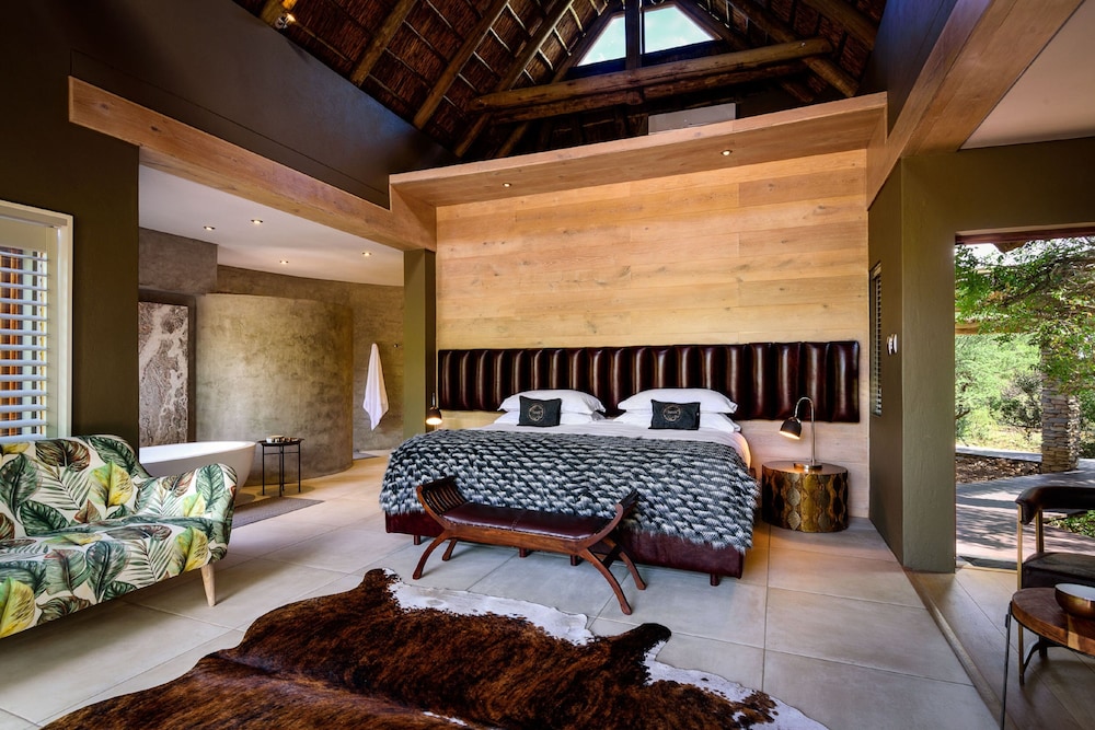 Suite, King Bed, Plunge Pool