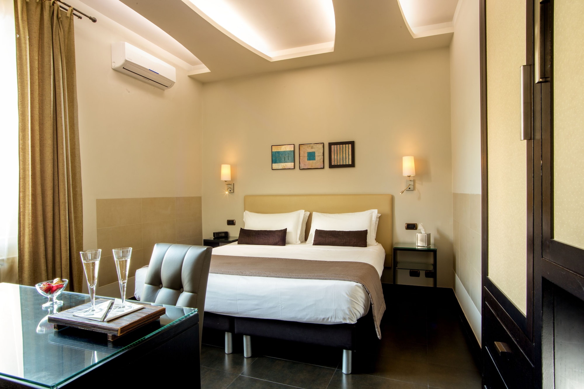 DELUXE, DOUBLE BED