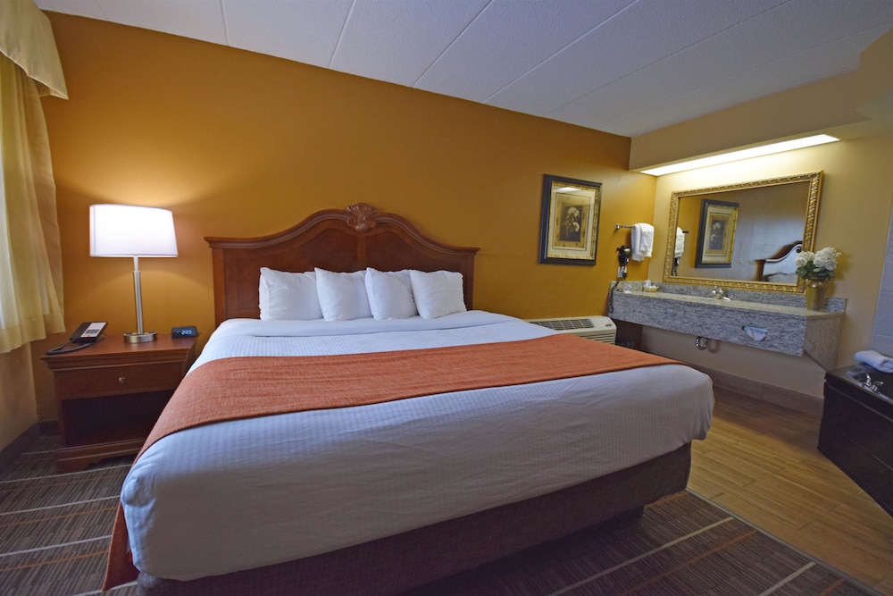 Suite, King Bed, Sofa, Living Area, Jetted Tub