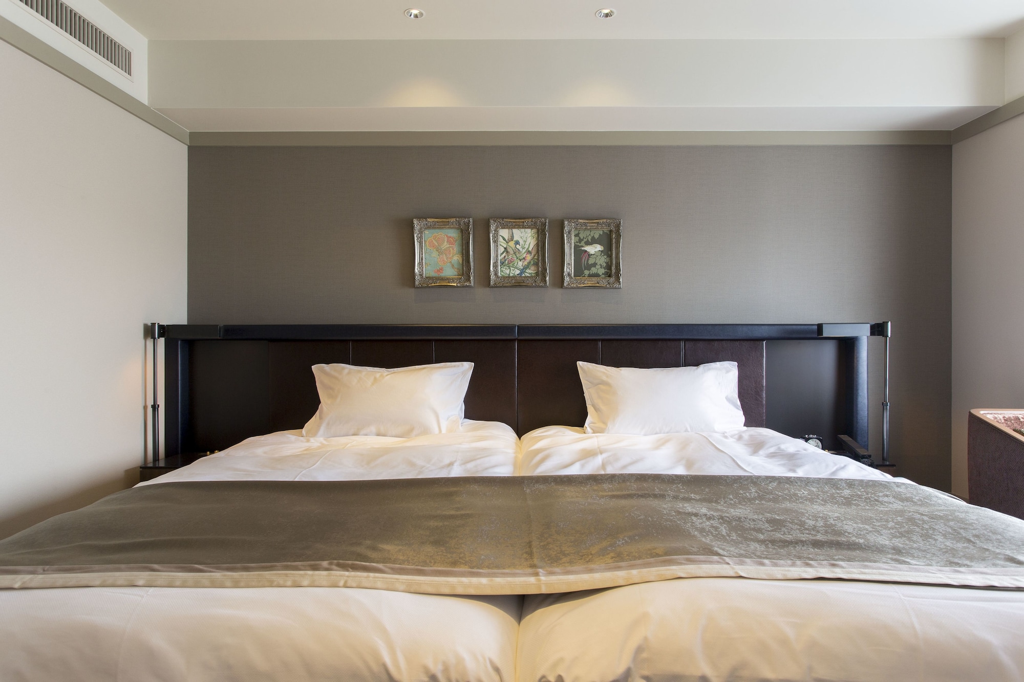 SUITE, CLUB LOUNGE ACCESS