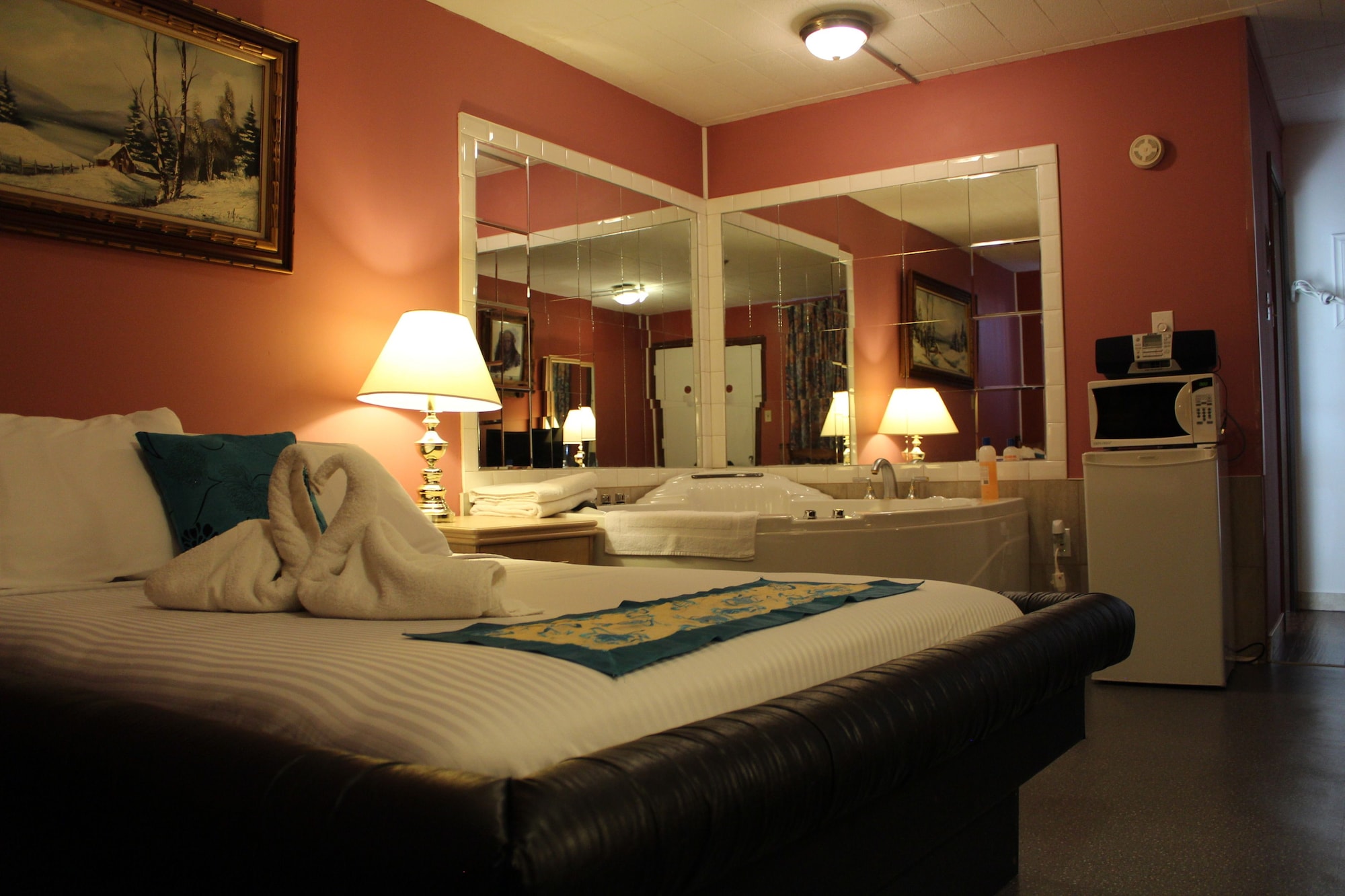 Honeymoon, Suite, Queen Bed, Jetted Tub