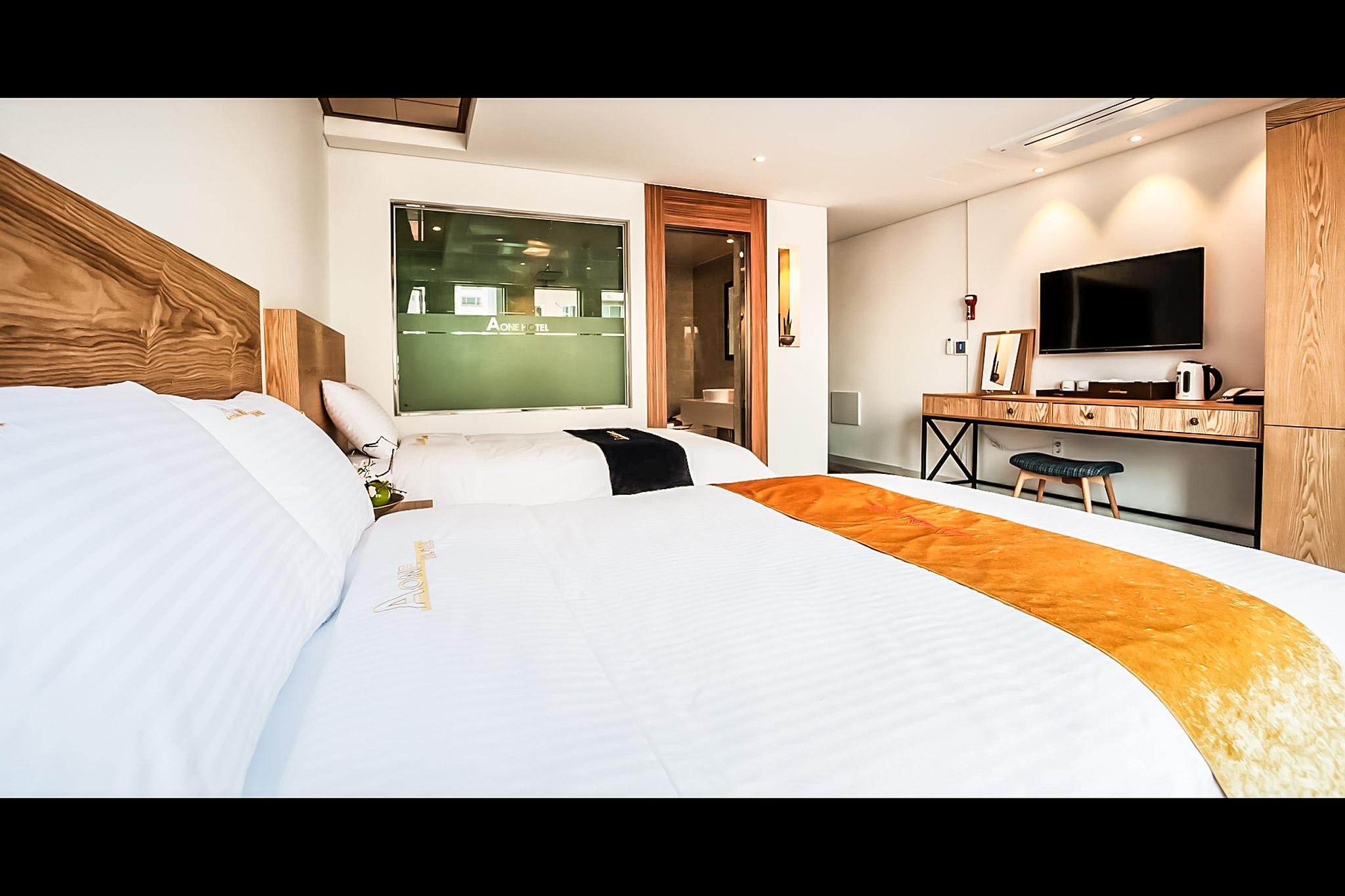 Spacious, Deluxe, Single, 1 Double and 1 Single Bed, Bathtub