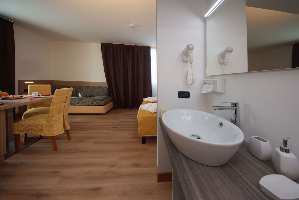 Hotel Ambassador Suite 32/73