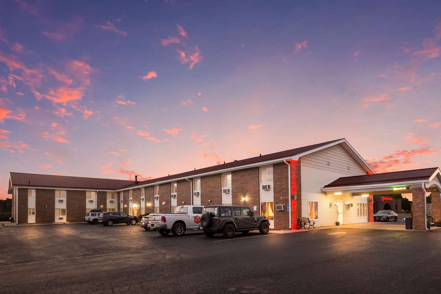 Econo Lodge Inn & Suites Escanaba North 13/14