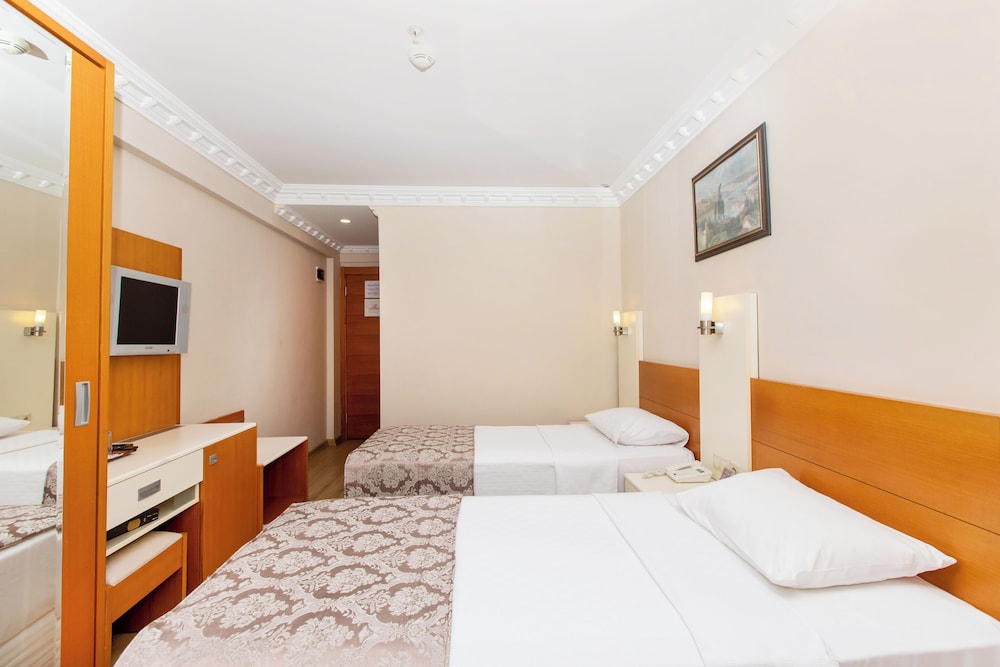 CLASSIC, TWIN BEDS, CITY VIEW